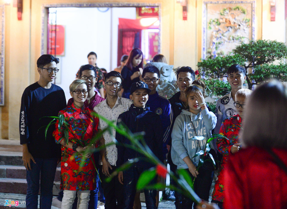 Người Sài Gòn xếp hàng để được gõ chuông chùa ngày đầu năm